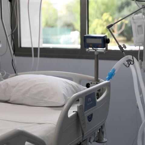 Κλίνη σε νοσοκομείο (ΦΩΤΟ ΑΡΧΕΙΟΥ) - Πέθανε στην Κρήτη το παιδί που παρασύρθηκε από τα κύματα και νοσηλευόταν στη ΜΕΘ του ΠΑΓΝΗ