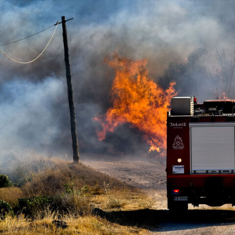 Πυροσβεστικό όχημα σε φωτιά στο δάσος (ΦΩΤΟ ΑΡΧΕΙΟΥ) - Πολύ υψηλός ο κίνδυνος πυρκαγιάς σε Αττική και Εύβοια την Παρασκευή 20 Αυγούστου