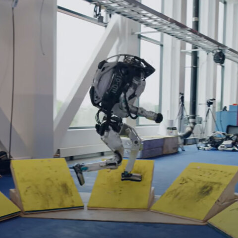 Το ανθρωποειδές ρομπότ Atlas της Boston Dynamics εκτελεί με ακρίβεια ασκήσεις παρκούρ