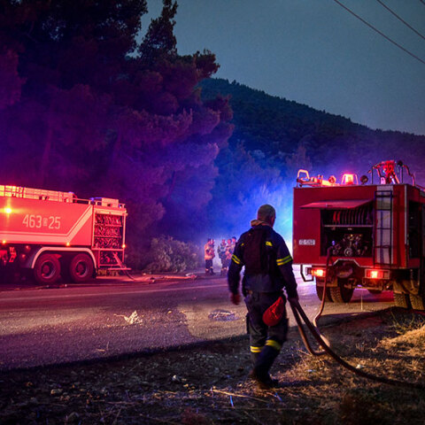 Πυροσβέστες στα Βίλια σε ολονύχτια μάχη με τις φλόγες, καθώς η φωτιά συνεχίζει να καίει