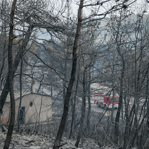 Κτίριο στα καμένα μετά το καταστροφικό πέρασμα της φωτιάς στα Βίλια