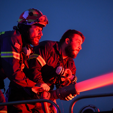 Πυροσβέστες στα Βίλια Αττικής προσπαθούν να σβήσουν την φωτιά
