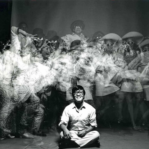 Ο φωτογράφος μόδας Hiro σε αυτοπορτραίτο με συνεργάτες του από το περιοδικό Harper's Bazaar, 1967