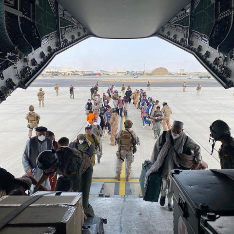 Αφγανιστάν: Πολίτες επιβιβάζονται σε αεροσκάφη και απομακρύνονται από τη χώρα