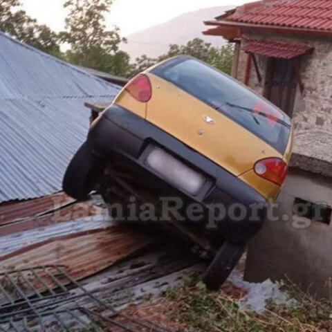 Σε στέγη «καρφώθηκε» αυτοκίνητο στη Φθιώτιδα
