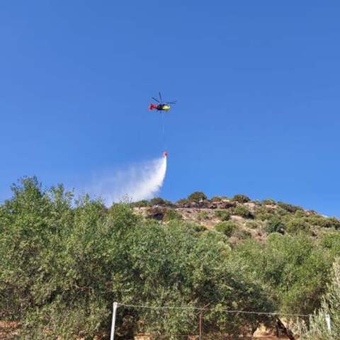 Ελικόπτερο στην Κρήτη επιχειρεί στη φωτιά στην Ιεράπετρα, στην περιοχή Επισκοπή