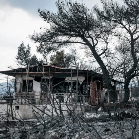 Καμμένο σπίτι μετά την πυρκαγιά στα Βίλια © EUROKINISSI