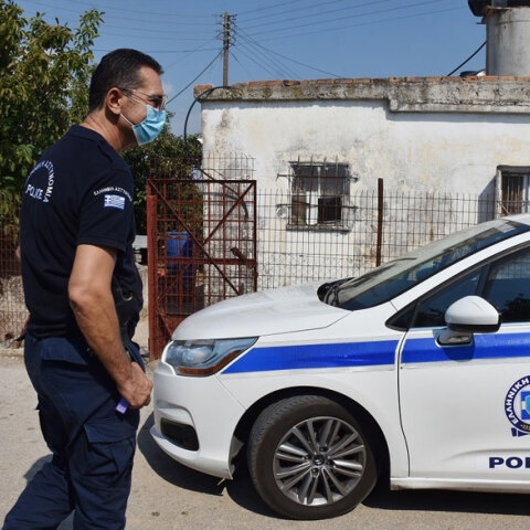 Αστυνομικός δίπλα σε περιπολικό (ΦΩΤΟ ΑΡΧΕΙΟΥ) - Προφυλακιστέα η 75χρονη στην Κατερίνη, που κατηγορείται ότι έπνιξε την αδελφή της