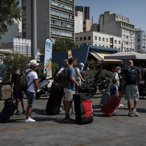 Τουρίστες επιστρέφουν από τα νησιά στο λιμάνι του Πειραιά - Ο ΕΟΔΥ ανακοίνωσε σήμερα Παρασκευή 20 Αυγούστου 2021 τα νέα κρούσματα κορωνοϊού 