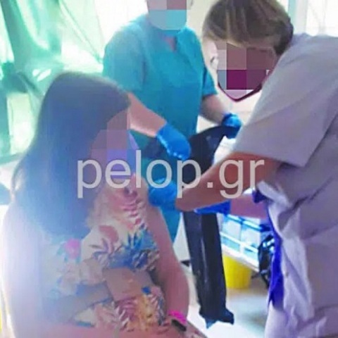 Στιγμιότυπο από τον εμβολιασμό 16χρονης στην Πάτρα - Καταγγελία κατά αντιεμβολιάστριας γιατρού