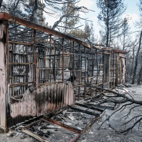Καμμένο σπίτι μετά την πυρκαγιά στα Βίλια © EUROKINISSI