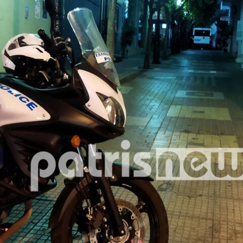 Μηχανή της Αστυνομίας στον Πύργο, όπου εντοπίστηκε χειροβομβίδα σε διαμέρισμα