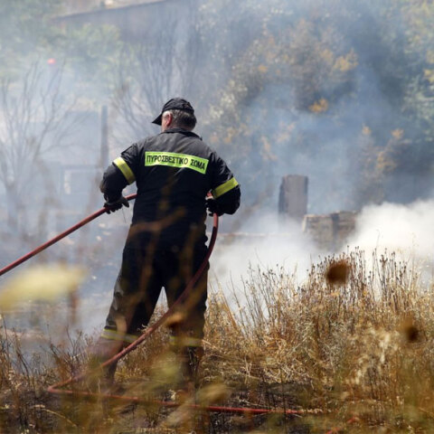 Πυροσβέστης ρίχνει νερό σε φωτιά (ΦΩΤΟ ΑΡΧΕΙΟΥ) - Συναγερμός σε Αττική και Εύβοια καθώς είναι ακραίος ο κίνδυνος πυρκαγιάς την Κυριακή 22 Αυγούστου 2021