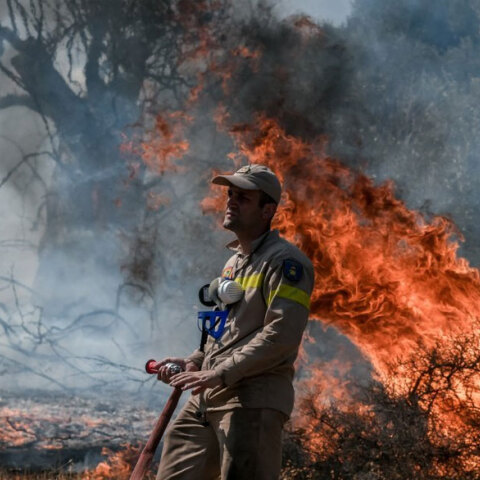 Πυροσβέστης σε δασική φωτιά (ΦΩΤΟ ΑΡΧΕΙΟΥ) - Στο «πορτοκαλί» Αττική και Εύβοια σήμερα Σάββατο 21 Αυγούστου 2021, σύμφωνα με τον Χάρτη Πρόβλεψης Κινδύνου Πυρκαγιάς της Γενικής Γραμματείας Πολιτικής Προστασίας