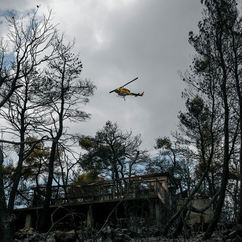 Ελικόπτερο επιχειρεί στη φωτιά στα Βίλια