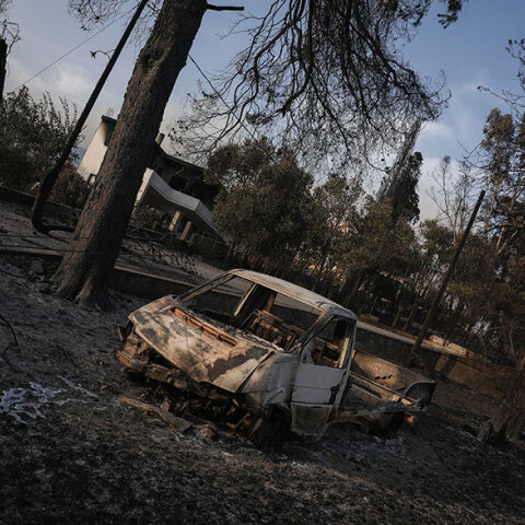 Φωτιά στην Εύβοια: Καμένο αυτοκίνητο στις Ροβιές