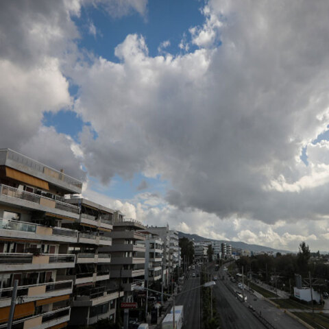 Σύννεφα στην Αττική πάνω από τη λεωφόρο Ποσειδώνος (ΦΩΤΟ ΑΡΧΕΙΟΥ) - Ο καιρός σήμερα Σάββατο 21 Αυγούστου 2021 αναμένεται άστατος