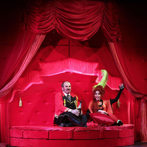 Ο ηθοποιός Κωνσταντίνος Τριανταφυλλόπουλος με τη Μίνα Αδαμάκη σε θεατρική παράσταση