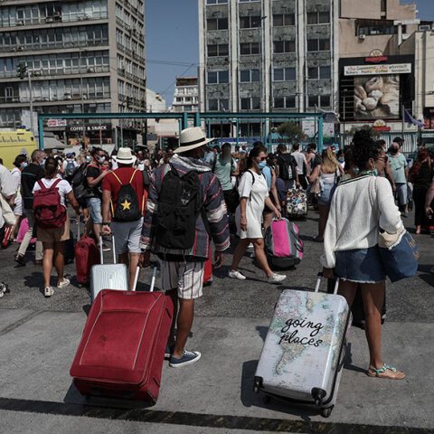 Επιστροφή ταξιδιωτών από τα νησιά στο λιμάνι του Πειραιά (ΦΩΤΟ ΑΡΧΕΙΟΥ) - Τα κρούσματα σήμερα Σάββατο 21 Αυγούστου 2021 ανακοίνωσε ο ΕΟΔΥ, δίνοντας στη δημοσιότητα και την κατανομή τους