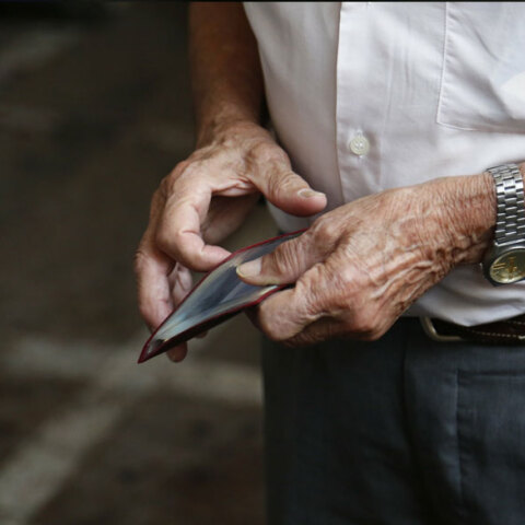 Συνταξιούχος (ΦΩΤΟ ΑΡΧΕΙΟΥ) - Ανακοινώθηκαν πότε καταβάλλονται οι συντάξεις Σεπτεμβρίου