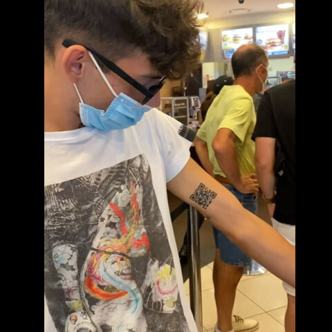 Ο Ιταλός φοιτητής που έκανε τατουάζ το υγειονομικό πάσο για τον κορωνοϊό