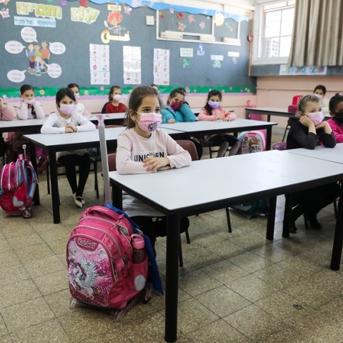 Μαθητές με μάσκα στις τάξεις των σχολείων τους στο Ισραήλ