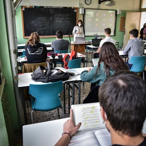 Μαθητές και εκπαιδευτικός με μάσκα σε σχολείο στο Μιλάνο της Ιταλίας