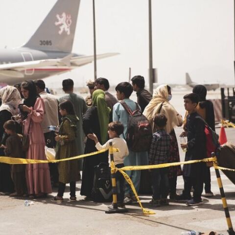 Αφγανιστάν: Πολίτες αναμένουν την αναχώρηση της πτήσης τους από το αεροδρόμιο της Καμπούλ 