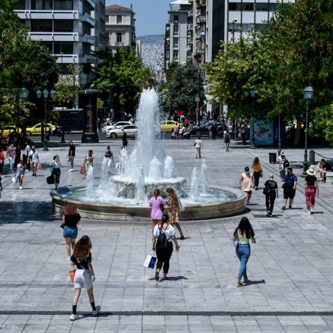 Πολίτες περπατούν στην πλατεία Συντάγματος - Τα κρούσματα που ανακοινώθηκαν στην Αττική