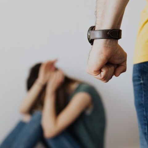 Ενδοοικογενειακή βία 