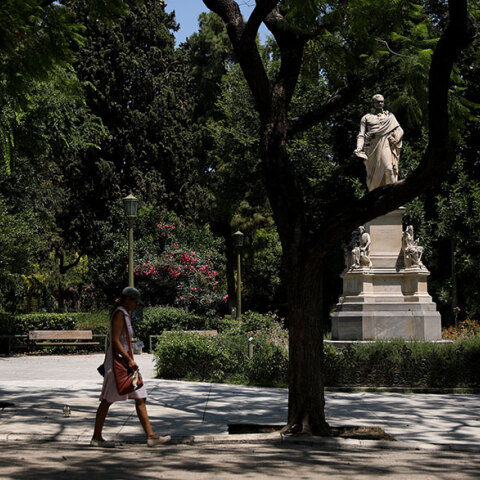 Γυναίκα περπατά στο κέντρο της Αθήνας (ΦΩΤΟ ΑΡΧΕΙΟΥ) - Ο ΕΟΔΥ ανακοίνωσε τα κρούσματα σήμερα Δευτέρα 23 Αυγούστου 2021