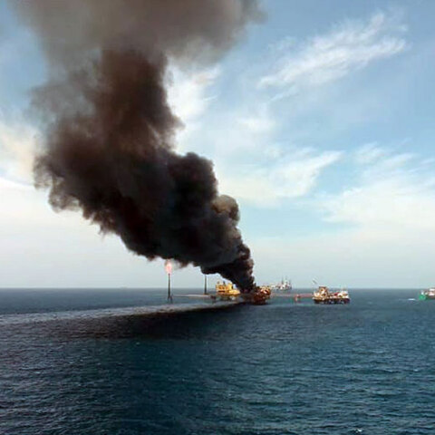 Ορατός από χιλιόμετρα ο πυκνός μαύρος καπνός απο την εξέδρα άντλησης πετρελαίου της Pemex μετά τη φονική έκρηξη με τους 5 νεκρούς στο Μεξικό