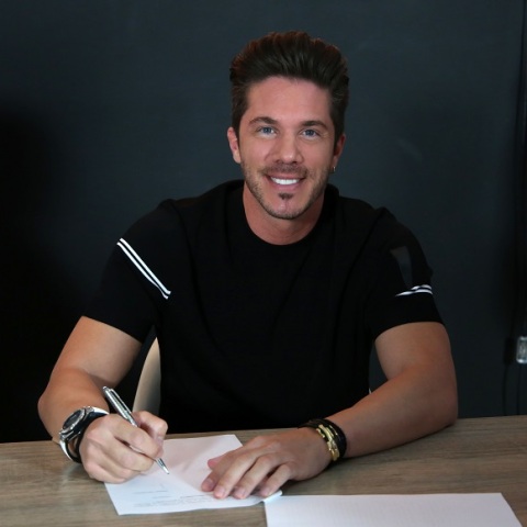 Ο τραγουδιστής, Νίκος Οικονομόπουλος