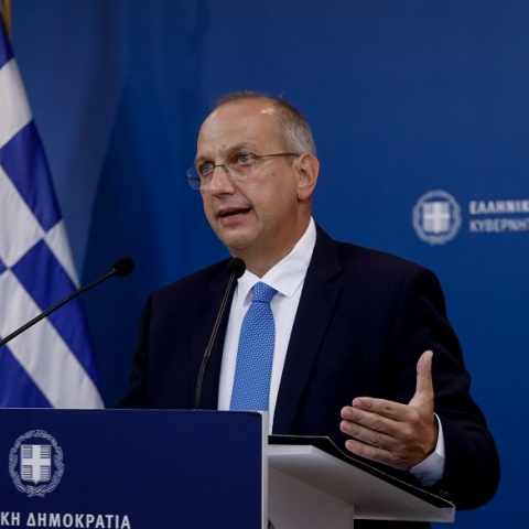 Ο κυβερνητικός εκπρόσωπος, Γιάννης Οικονόμου, κατά τη διάρκεια της ενημέρωσης των πολιτικών συντακτών