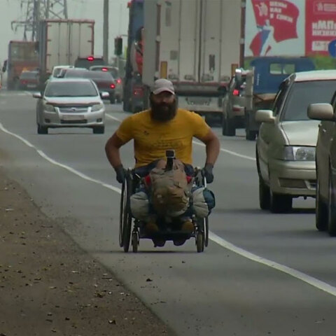 Ο άνδρας στη Ρωσία με το αναπηρικό αμαξίδιο κατά τη διάρκεια του ταξιδιού του με προορισμό τη λίμνη Βαϊκάλη