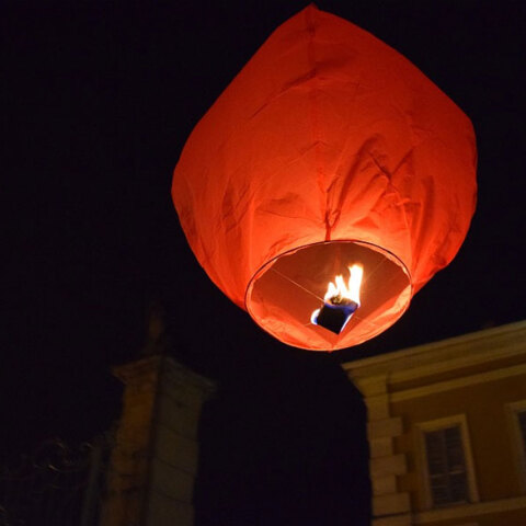 Φαναράκι ανεβαίνει στον ουρανό (ΦΩΤΟ ΑΡΧΕΙΟΥ)