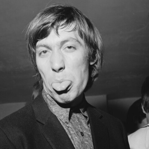 Charlie Watts - Ο εμβληματικός ντράμερ των Rolling Stones βγάζει τη γλώσσα το 1964