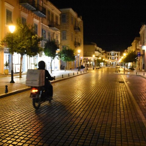 Διανομέας φαγητού στο κέντρο της Αθήνας © EUROKINISSI