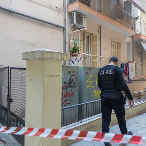 Δολοφονία στη Θεσσαλονίκη: Αστυνομικός έξω από το διαμέρισμα όπου 55χρονος φέρεται να σκότωσε την 56χρονη σύντροφό του