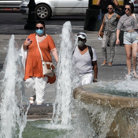 Πολίτες με μάσκα στο κέντρο της Αθήνας - Τα κρούσματα κορωνοϊού σήμερα, Τρίτη 24 Αυγούστου 2021