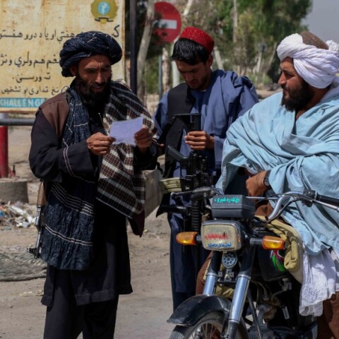 Ταλιμπάν κάνουν έλεγχο σε Αφγανούς πολίτες © EPA / STRINGER