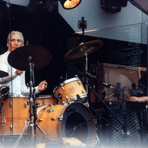 Charlie Watts, ο ντράμερ των Rolling Stones παίζει τύμπανα σε συναυλία