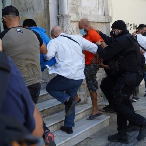 Μεσαρά: Ένταση κατά τη μεταγωγή του δράστη της δολοφονίας του 39χρονου στον εισαγγελέα