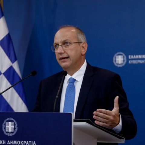 Ο κυβερνητικός εκπρόσωπος, Γιάννης Οικονόμου, κατά τη διάρκεια της ενημέρωσης των πολιτικών συντακτών