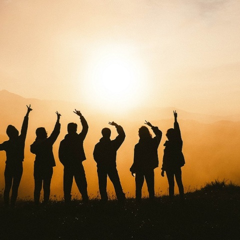 Μια παρέα ατόμων.