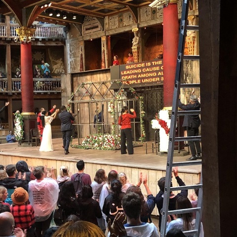 Στιγμιότυπο από την παράσταση «Ρωμαίος και Ιουλιέτα» του Γούλιαμ Σαίξπηρ, στο θέατρο Globe, σε σκηνοθεσία της Ola Ince.