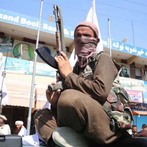 Ταλιμπάν με καλάσνικοφ στο Αφγανιστάν - «Τσουνάμι» καταγγελιών για βία κατά εργαζομένων του ΟΗΕ