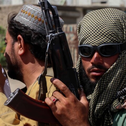 Ταλιμπάν περιπολούν στους δρόμους της Καμπούλ © EPA / STRINGER