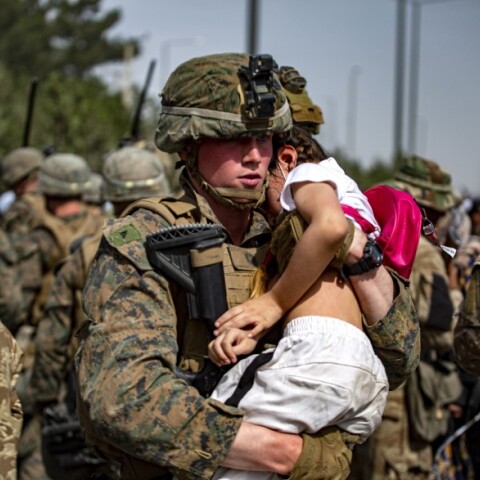 Αμερικανός στρατιώτης κρατάει ένα μωρό στην Αγκαλιά του στο αεροδρόμιο της Καμπούλ © EPA / U.S. Marine Corps photo by 1stLt