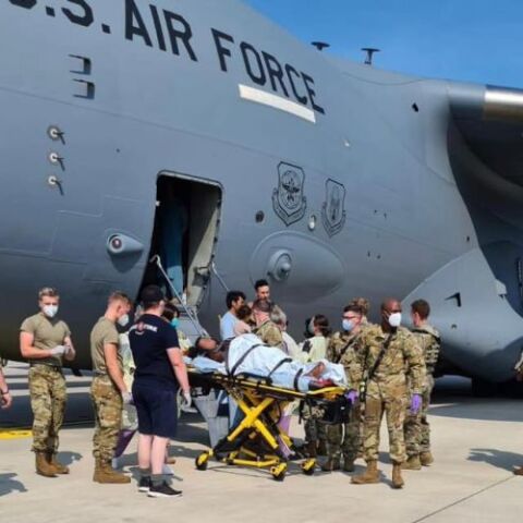 Αφγανή μητέρα λίγη ώρα μετά τη γέννηση της κόρης της βγαίνει με φορείο από στρατιωτικό αεροσκάφος